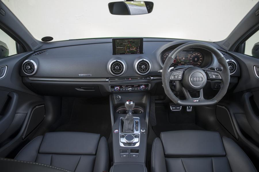 Торпедо Audi RS3 Sedan (8V) 2017 года  (UK) (фото 33 из 40)